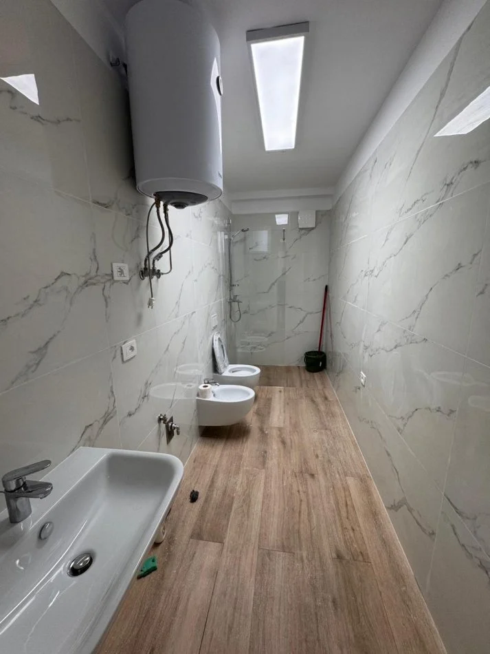 Tirane, jepet me qera apartament 2+1 Kati 4, 128 m² 1.600 € (Rruga Faik Konica)