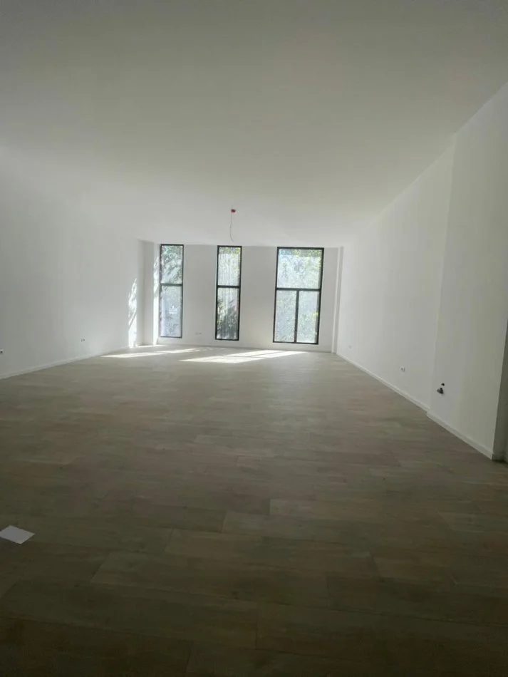 Tirane, jepet me qera dyqan Kati 1, 81 m² 2.000 € (Rruga Kavajes)
