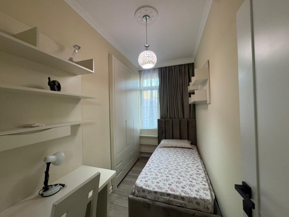 Tirane, jepet me qera apartament 3+1+Ballkon Kati 3, 110 m² 1.050 € (Gjykata)