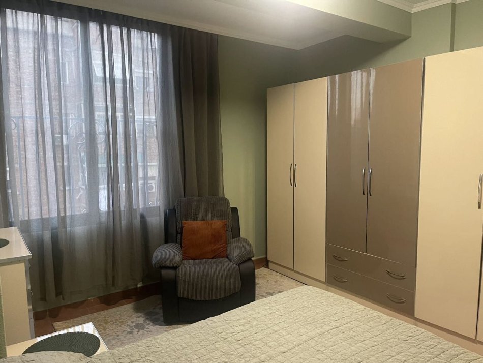 Tirane, jap me qera apartament 1+1 Kati 2, 55 m² 550 € (Ndodhet në Rrugën Siri Kodra, ngjitur me Ambulancën nr. 3, vetëm 3 minuta nga Selvia, në një zonë të qetë dhe të sigurt, afër marketeve, farmacive, lokaleve dhe transportit publik.)