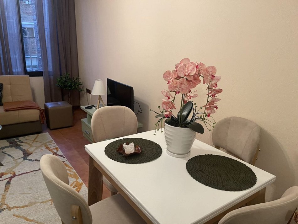 Tirane, jap me qera apartament 1+1 Kati 2, 55 m² 550 € (Ndodhet në Rrugën Siri Kodra, ngjitur me Ambulancën nr. 3, vetëm 3 minuta nga Selvia, në një zonë të qetë dhe të sigurt, afër marketeve, farmacive, lokaleve dhe transportit publik.)