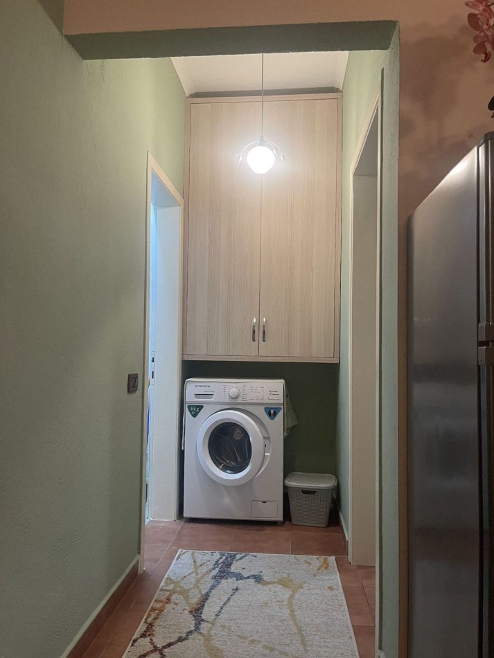 Tirane, jap me qera apartament 1+1 Kati 2, 55 m² 550 € (Ndodhet në Rrugën Siri Kodra, ngjitur me Ambulancën nr. 3, vetëm 3 minuta nga Selvia, në një zonë të qetë dhe të sigurt, afër marketeve, farmacive, lokaleve dhe transportit publik.)