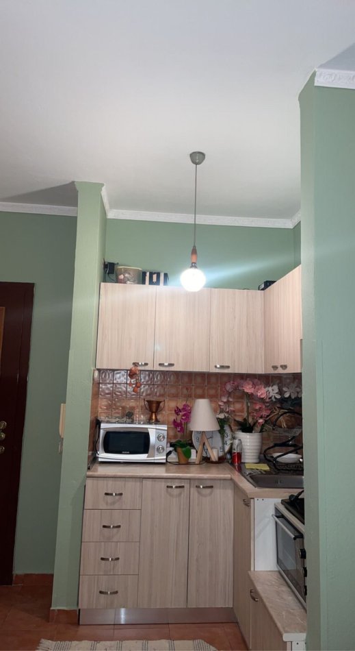 Tirane, jap me qera apartament 1+1 Kati 2, 55 m² 550 € (Ndodhet në Rrugën Siri Kodra, ngjitur me Ambulancën nr. 3, vetëm 3 minuta nga Selvia, në një zonë të qetë dhe të sigurt, afër marketeve, farmacive, lokaleve dhe transportit publik.)