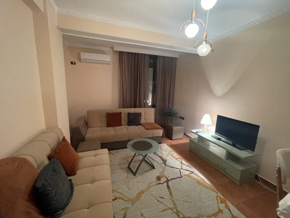 Tirane, jap me qera apartament 1+1 Kati 2, 55 m² 550 € (Ndodhet në Rrugën Siri Kodra, ngjitur me Ambulancën nr. 3, vetëm 3 minuta nga Selvia, në një zonë të qetë dhe të sigurt, afër marketeve, farmacive, lokaleve dhe transportit publik.)