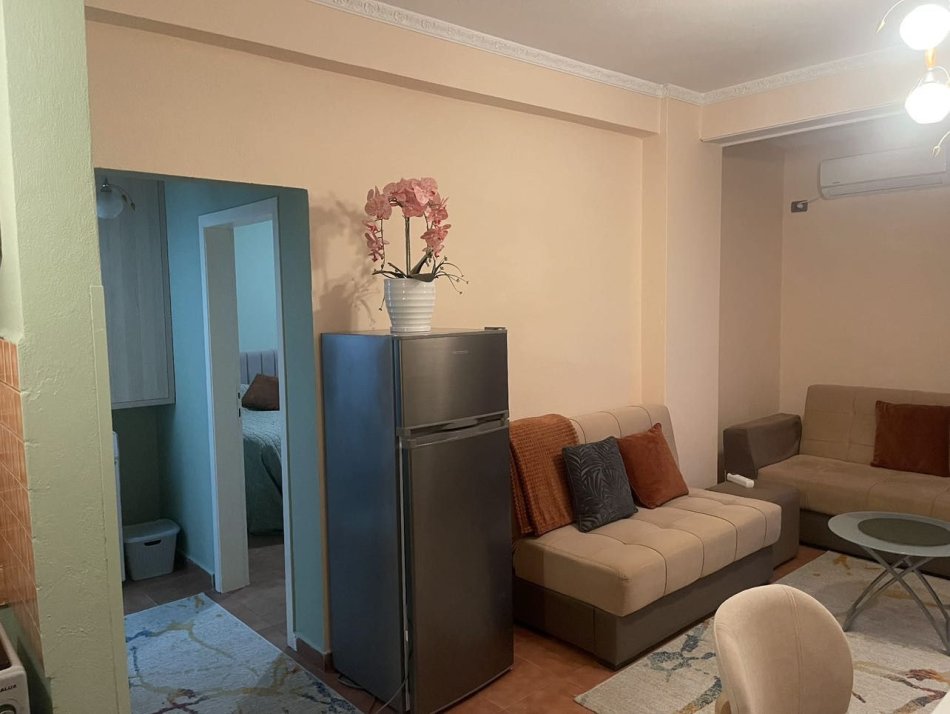 Tirane, jap me qera apartament 1+1 Kati 2, 55 m² 550 € (Ndodhet në Rrugën Siri Kodra, ngjitur me Ambulancën nr. 3, vetëm 3 minuta nga Selvia, në një zonë të qetë dhe të sigurt, afër marketeve, farmacive, lokaleve dhe transportit publik.)