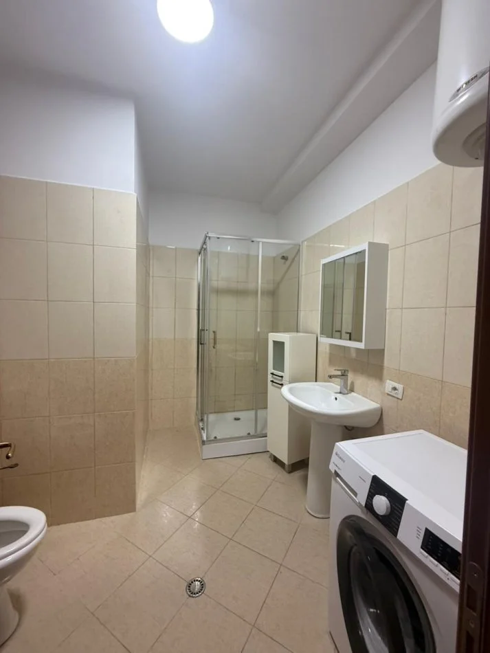 Tirane, jap me qera apartament 2+1+Ballkon Kati 7, 85 m² 600 € (rruga muzaket)