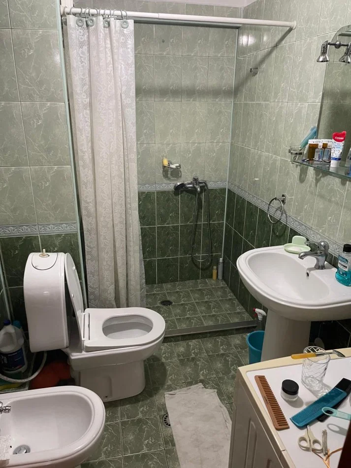 Tirane, jap me qera apartament 2+1+Ballkon Kati 2, 120 m² 600 € (shkolla e kuqe)