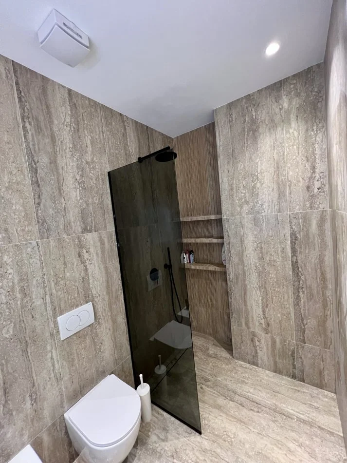 Tirane, jepet me qera apartament 2+1+Ballkon Kati 3, 120 m² 1.100 € (Komuna e Parisit)