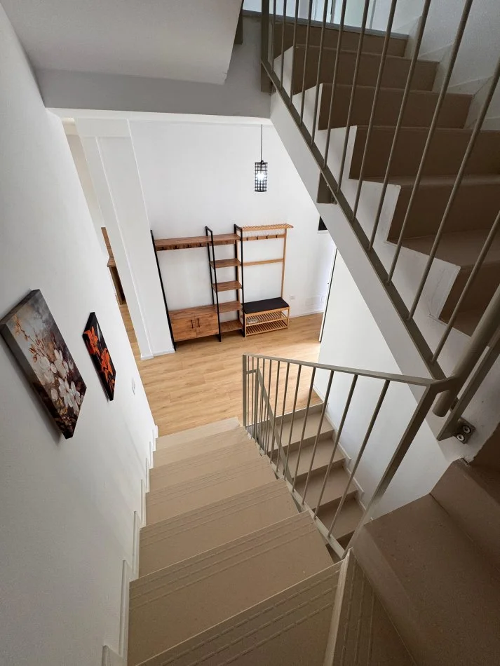 Tirane, jepet me qera Vile 3+1 ne Sauk, 1.500 €