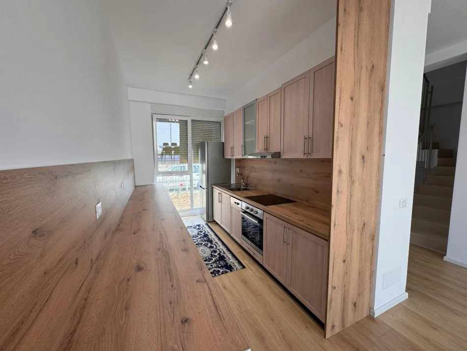 Tirane, jepet me qera Vile 3+1 ne Sauk, 1.500 €