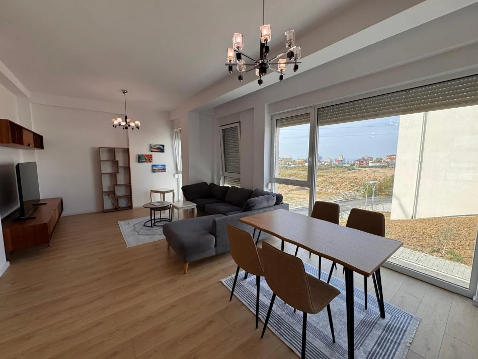 Tirane, jepet me qera Vile 3+1 ne Sauk, 1.500 €