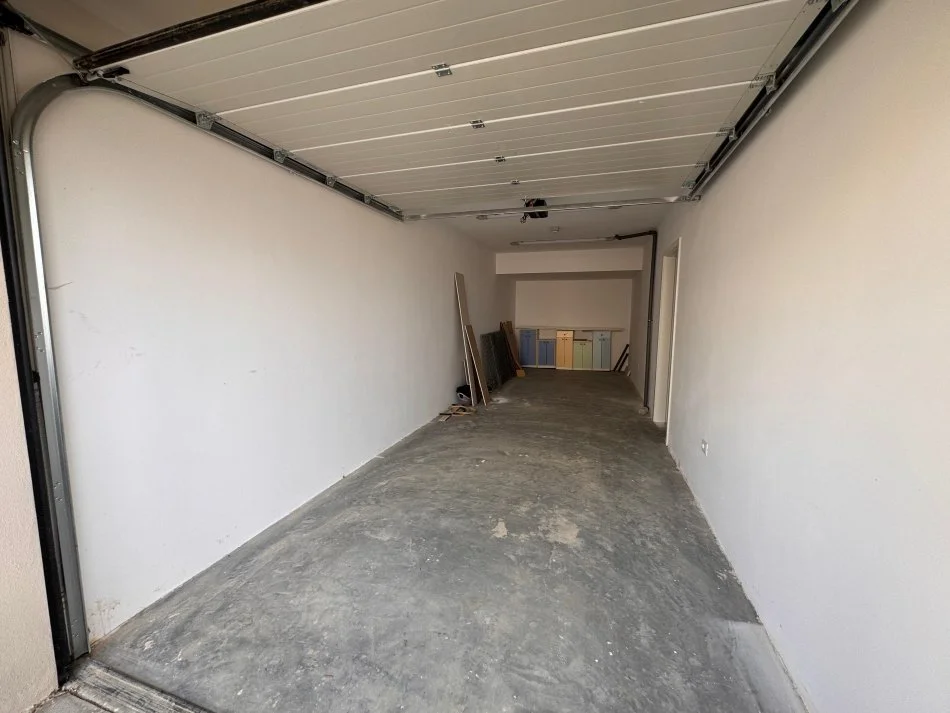 Tirane, jepet me qera Vile 3+1 ne Sauk, 1.500 €