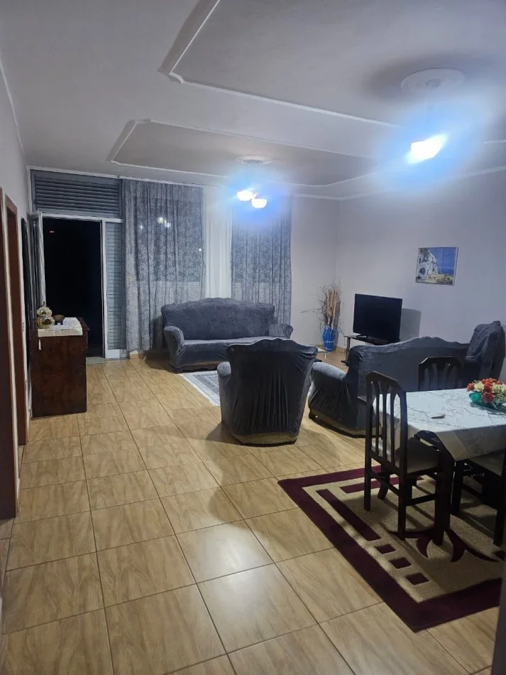 Tirane, jepet me qera apartament 2+1+Ballkon Kati 1, 80 m² 360 € (rruga daxhit afer liqenit)