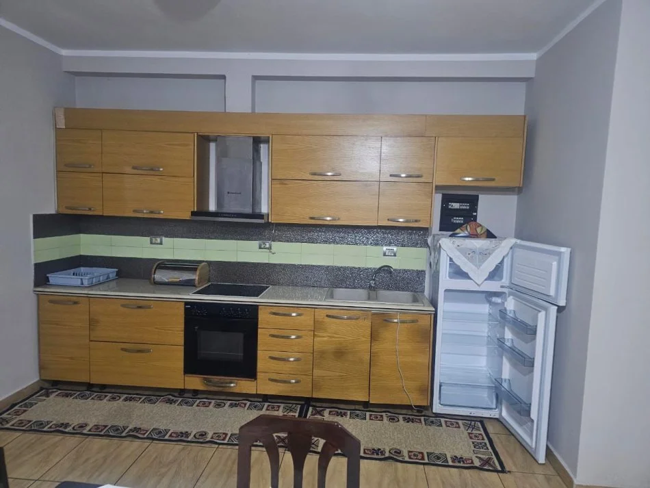Tirane, jepet me qera apartament 2+1+Ballkon Kati 1, 80 m² 360 € (rruga daxhit afer liqenit)