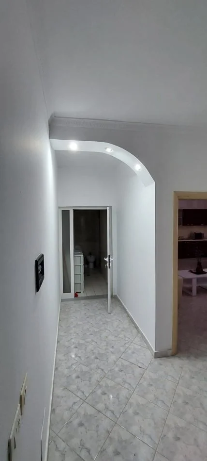 Durres, jepet me qera apartament 1+1 Kati 7, 400 € (Plazh)