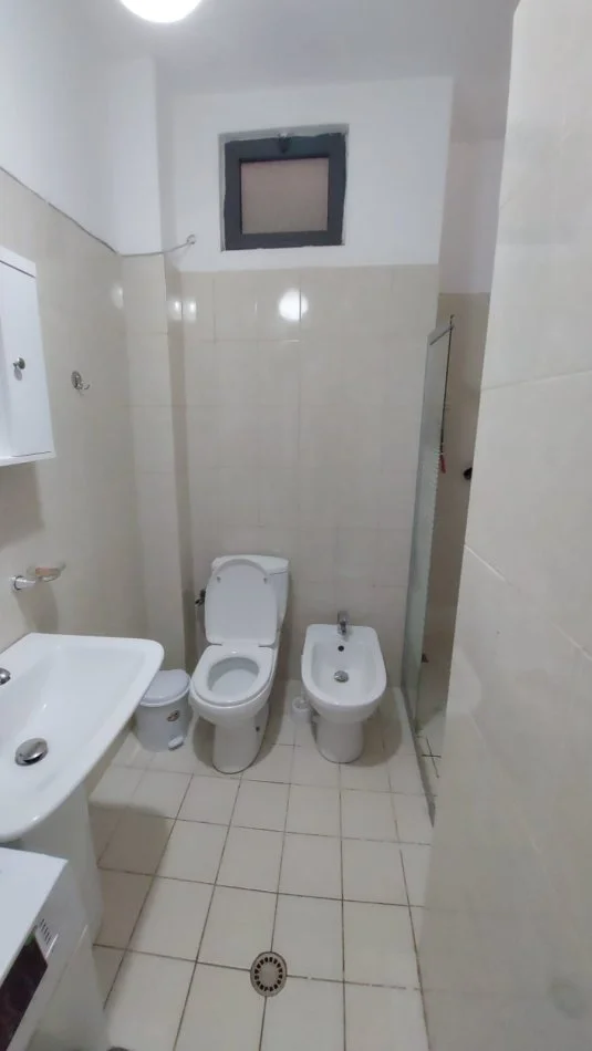 Durres, jepet me qera apartament 1+1 Kati 7, 400 € (Plazh)