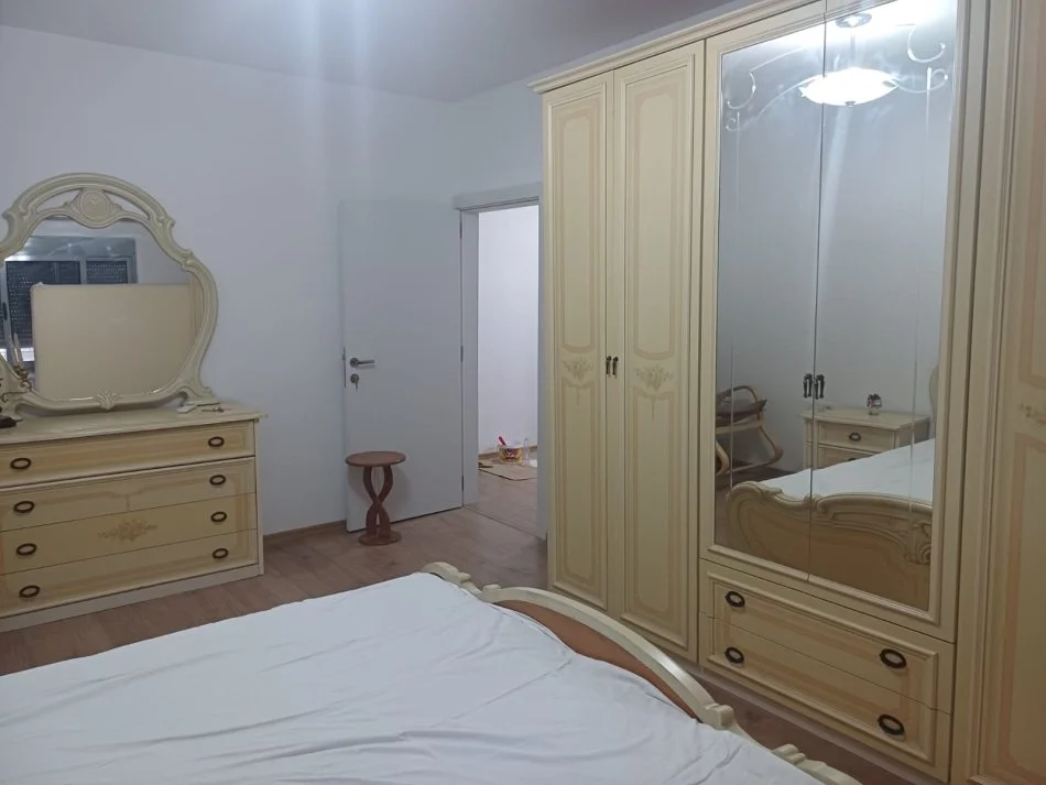 Tirane, jepet me qera apartament 2+1+Aneks+Ballkon Kati 1, 80 m² 500 €