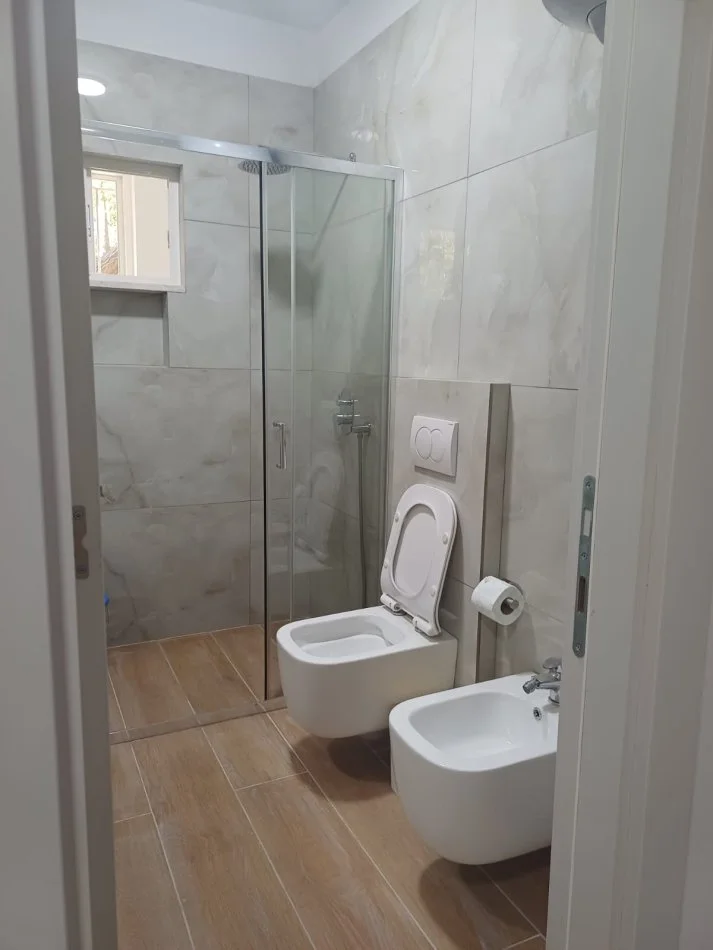 Tirane, jepet me qera apartament 2+1+Aneks+Ballkon Kati 1, 80 m² 500 €