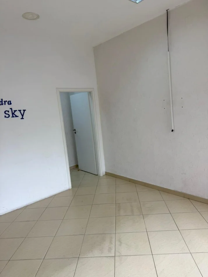 Durres, jepet me qera ambjent biznesi Kati 1, 50 m² 400 € 