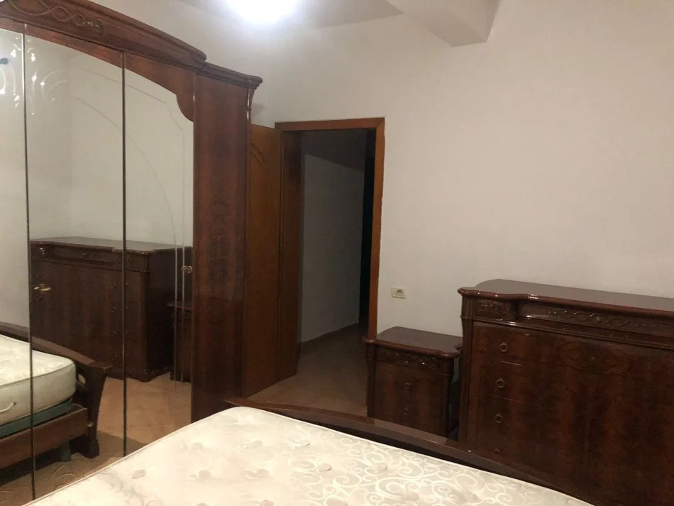 Tirane, jap me qera apartament 2+1+Ballkon Kati 4, 81 m² 510 € (afer fakultetit te mjeksise)