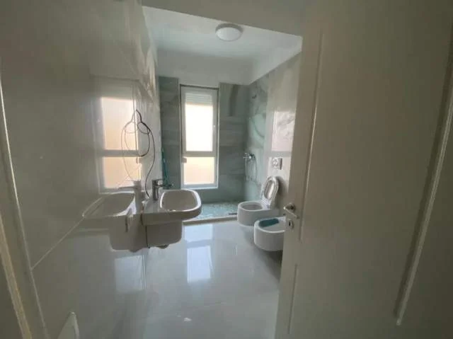 Tirane, jap me qera apartament 3+1+Ballkon Kati 5, 115 m² 650 € (RRUGA 5 MAJ)