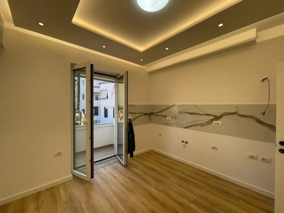 Tirane, jepet me qera ambjent biznesi Kati 3, 120 m² 900 € (Kafe Flora)