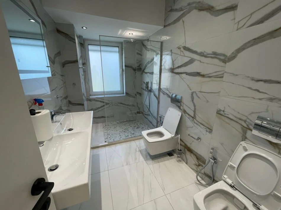 Tirane, jepet me qera ambjent biznesi Kati 3, 120 m² 900 € (Kafe Flora)