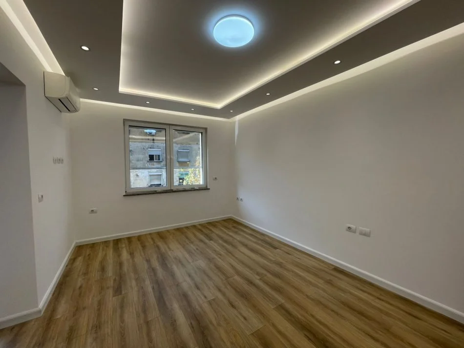 Tirane, jepet me qera ambjent biznesi Kati 3, 120 m² 900 € (Kafe Flora)