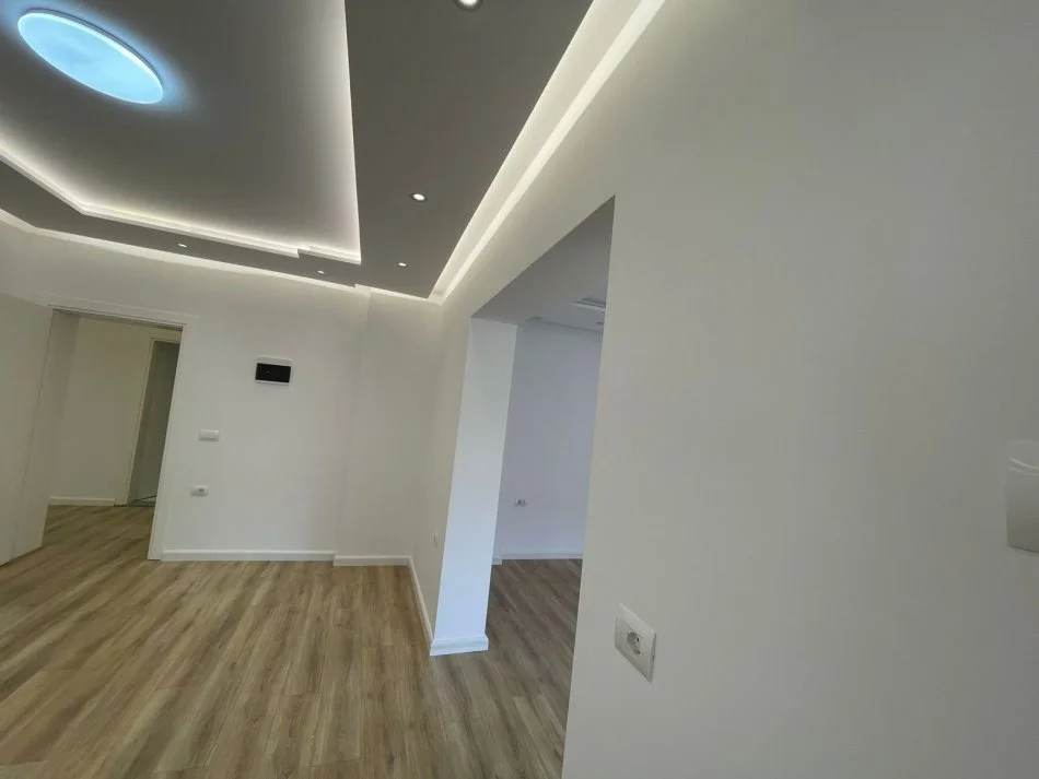 Tirane, jepet me qera ambjent biznesi Kati 3, 120 m² 900 € (Kafe Flora)