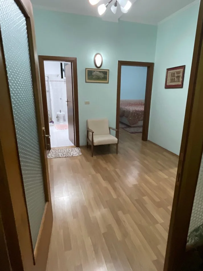 Tirane, jepet me qera shtepi 3+1+Ballkon , 111 m² 750 € (Rruga Bardhyl)