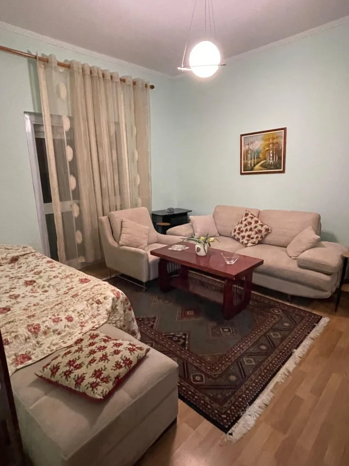 Tirane, jepet me qera shtepi 3+1+Ballkon , 111 m² 750 € (Rruga Bardhyl)