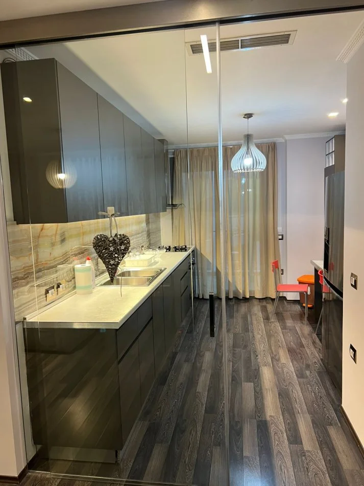 Tirane, jepet me qera apartament 2+1+Aneks+Ballkon , 1.400 € (Rruga e Kosovareve)