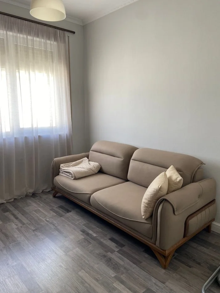 Tirane, jepet me qera apartament 2+1 Kati 4, 100 m² 800 € (Eduard Mano)