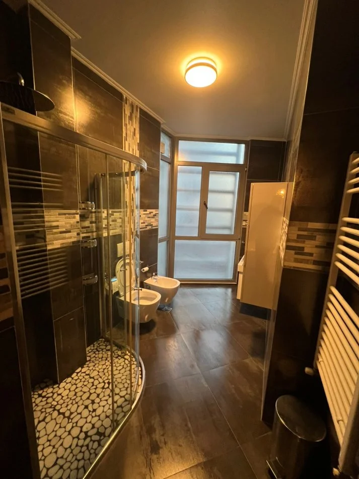 Tirane, jepet me qera apartament 2+1+Aneks+Ballkon Kati 3, 120 m² 1.400 € (rruga e kosovareve)