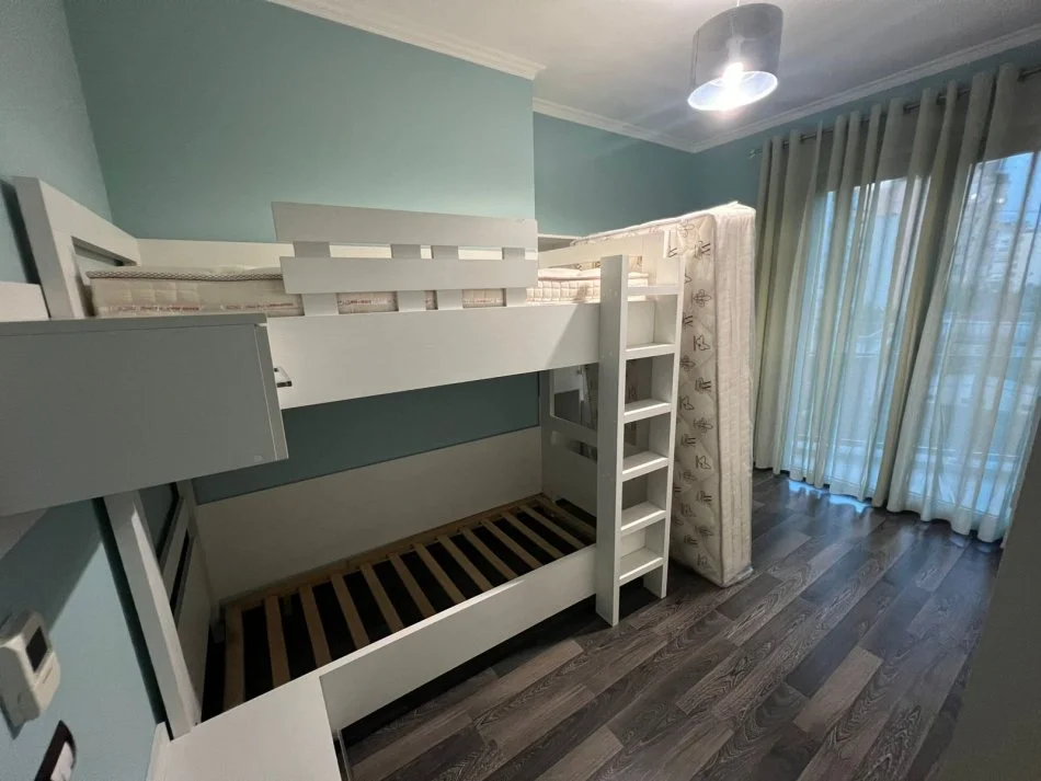 Tirane, jepet me qera apartament 2+1+Aneks+Ballkon Kati 3, 120 m² 1.400 € (rruga e kosovareve)
