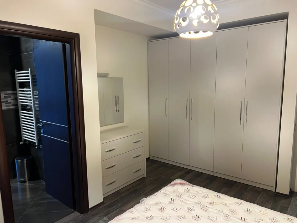 Tirane, jepet me qera apartament 2+1+Aneks+Ballkon Kati 3, 120 m² 1.400 € (rruga e kosovareve)