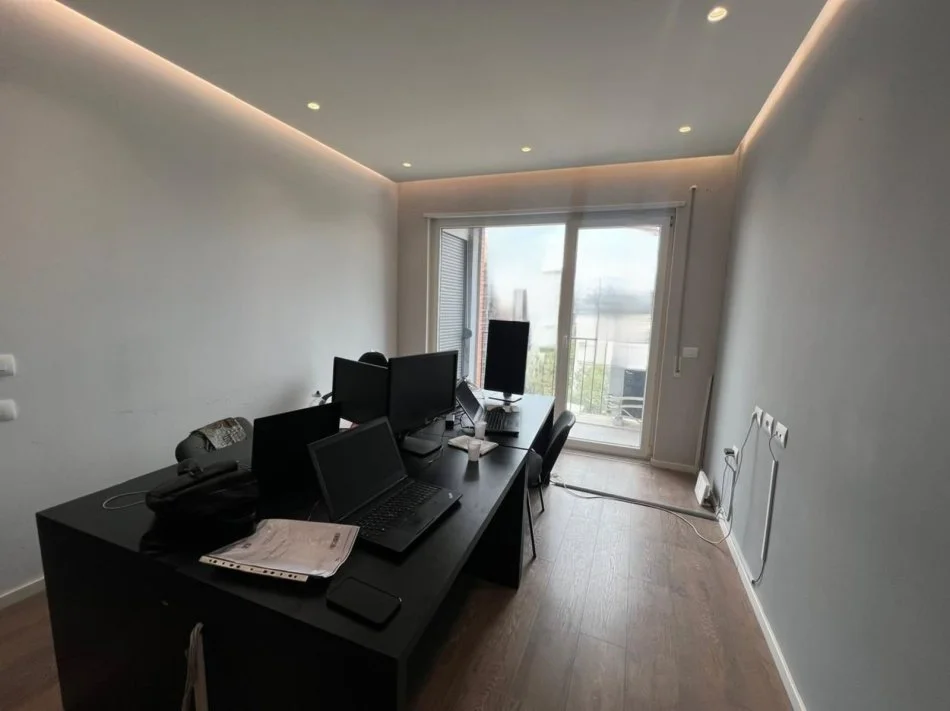 Tirane, shitet apartament 3+1+Ballkon , 110 m² 300.000 € (21 Dhjetori)