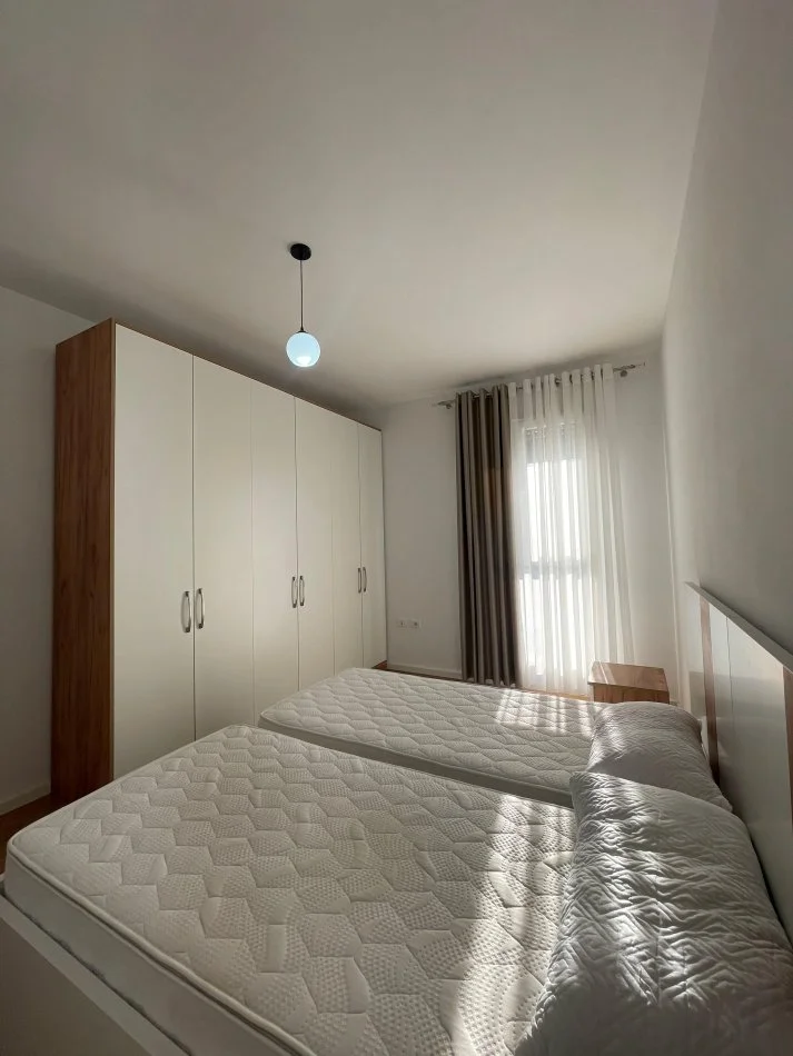 Tirane, jepet me qera apartament 2+1+Ballkon Kati 5, 90 m² 