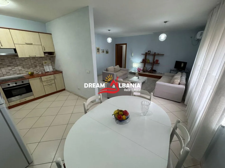 Tirane, jepet me qera apartament 2+1 , 115 m² 700 € (Rruga e Barrikadave)