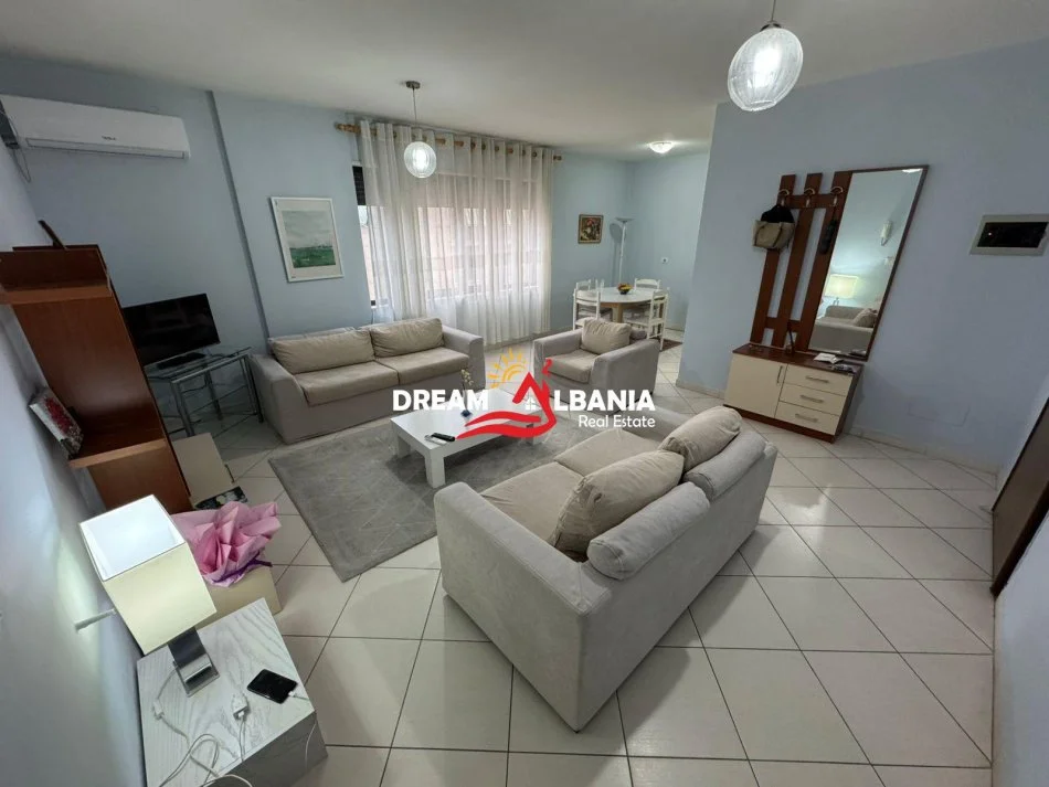 Tirane, jepet me qera apartament 2+1 , 115 m² 700 € (Rruga e Barrikadave)