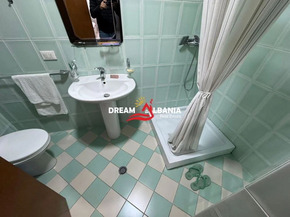 Tirane, jepet me qera apartament 2+1 , 115 m² 700 € (Rruga e Barrikadave)