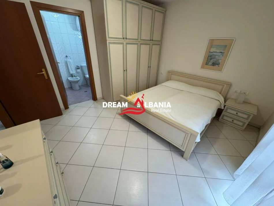 Tirane, jepet me qera apartament 2+1 , 115 m² 700 € (Rruga e Barrikadave)