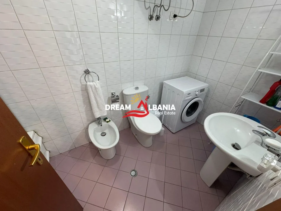 Tirane, jepet me qera apartament 2+1 , 115 m² 700 € (Rruga e Barrikadave)