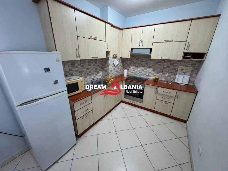 Tirane, jepet me qera apartament 2+1 , 115 m² 700 € (Rruga e Barrikadave)