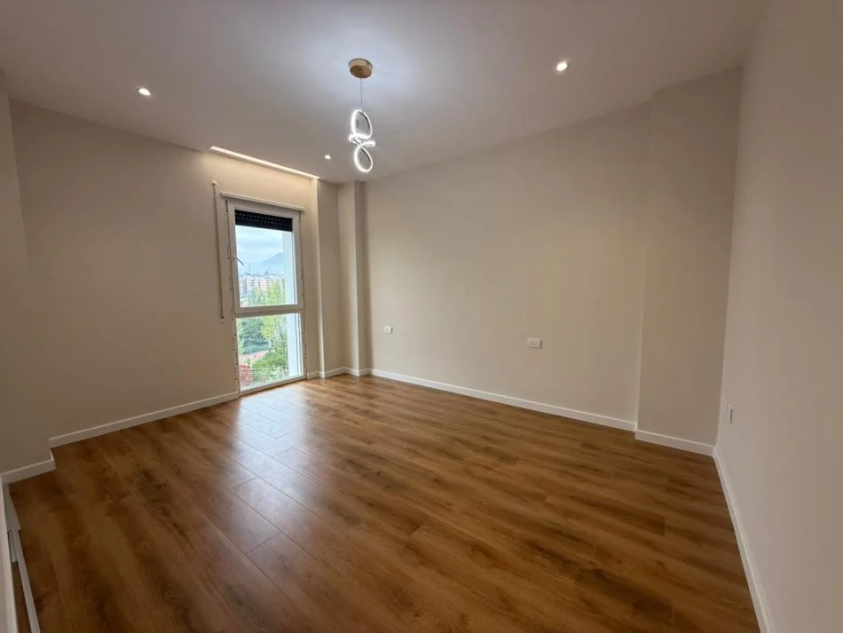 Tirane, shes apartament 2+1+Ballkon , 119 m² 185.000 € 