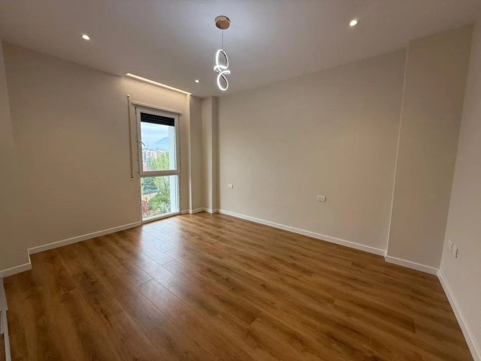 Tirane, shes apartament 2+1+Ballkon , 119 m² 185.000 € 