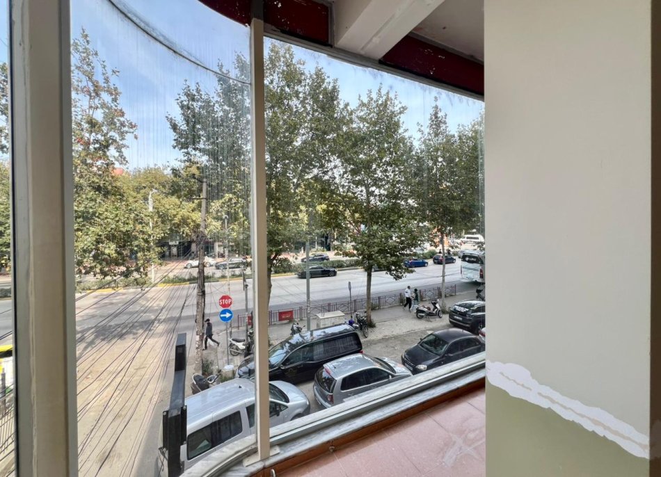 Me Qera: Ambient Biznesi 2 Kate📍Rr. Dritan Hoxha - Me Fasad Xhami nga Rruga Kryesore - S.240m² || 200.000 Leke