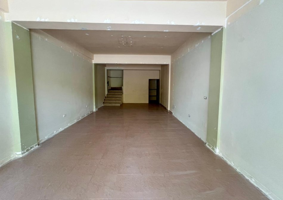 Me Qera: Ambient Biznesi 2 Kate📍Rr. Dritan Hoxha - Me Fasad Xhami nga Rruga Kryesore - S.240m² || 200.000 Leke