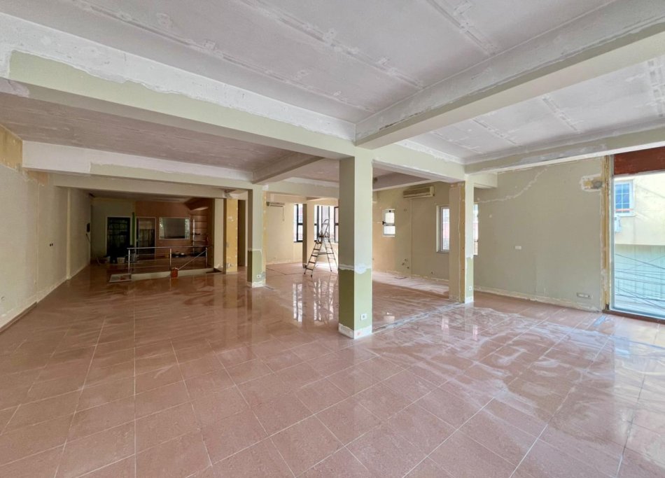 Me Qera: Ambient Biznesi 2 Kate📍Rr. Dritan Hoxha - Me Fasad Xhami nga Rruga Kryesore - S.240m² || 200.000 Leke