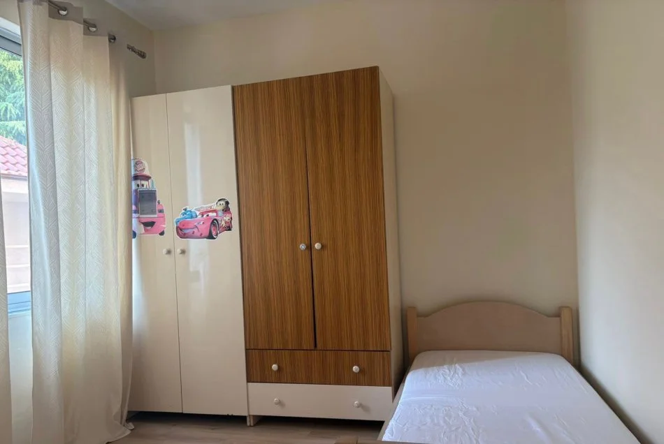 Tirane, jepet me qera apartament 2+1 Kati 2, 90 m² 600 € (Rruga herman Gmeiner)
